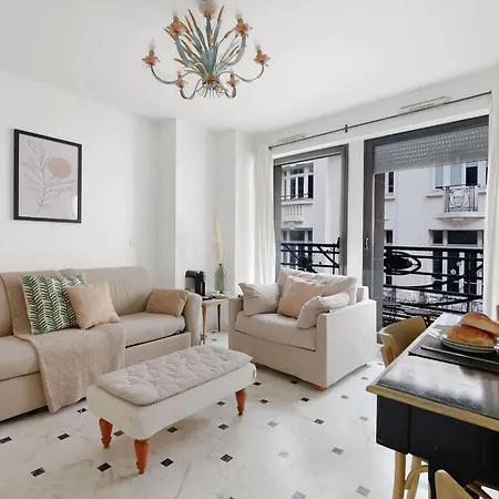 Madeleine & Champs-elysees - 2br 2ba With Balcony - Vacation Apartment