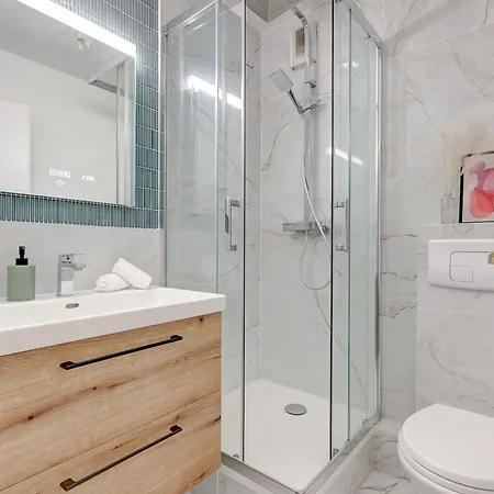Madeleine & Champs-elysees - 2br 2ba With Balcony - Vacation Apartment