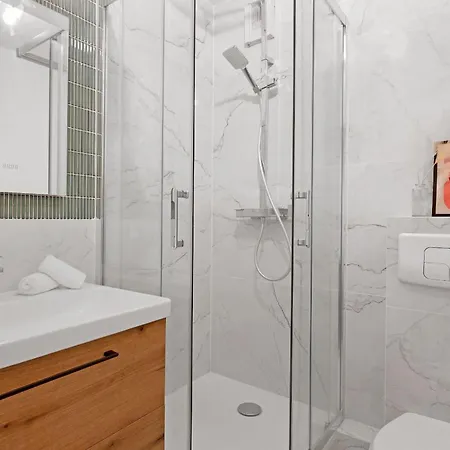 Apartment Madeleine & Champs-elysees - 2br 2ba With Balcony - Vacation