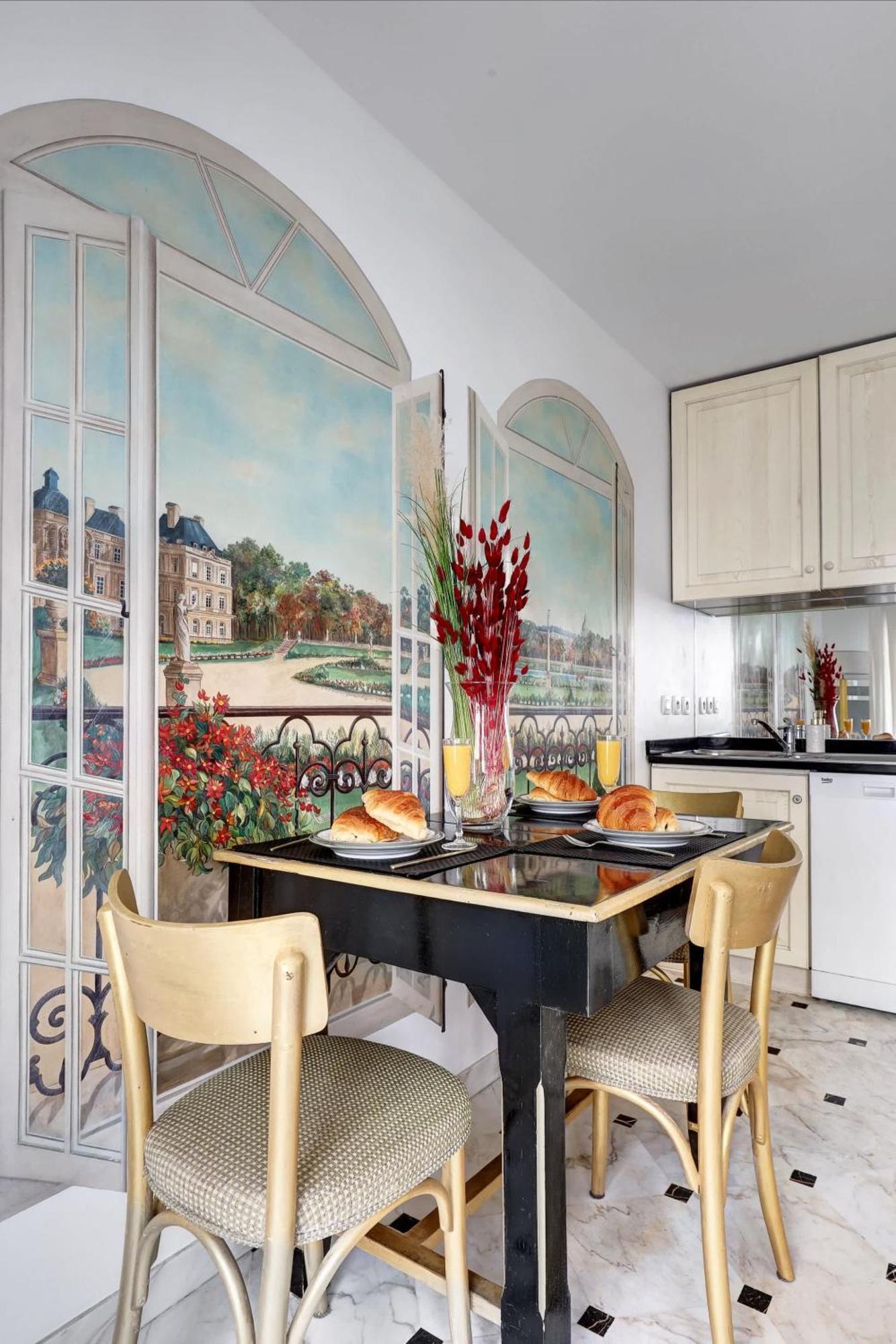 Madeleine & Champs-elysees - 2br 2ba With Balcony - Vacation